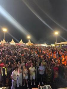 Entrada é solidária, mediante a doação de 1 kg de alimento não perecível.
