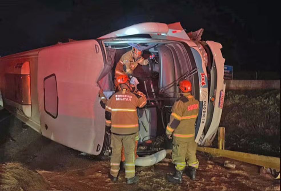 Ônibus tomba na BR-465 e deixa pelo menos 20 romeiros feridos