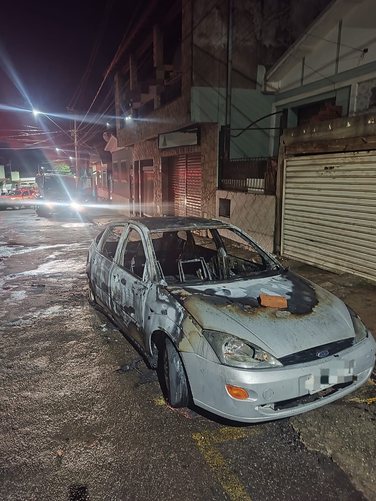 Homem queima carro da esposa e vai preso