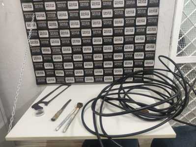 Fio de cobre e instrumento utilizados para o furto foram apreendidos no Centro da cidade.