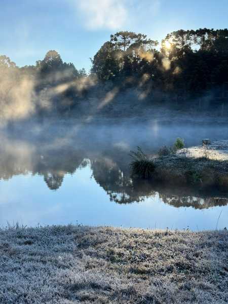 Paisagens congelantes chamaram atenção na manhã deste sábado.