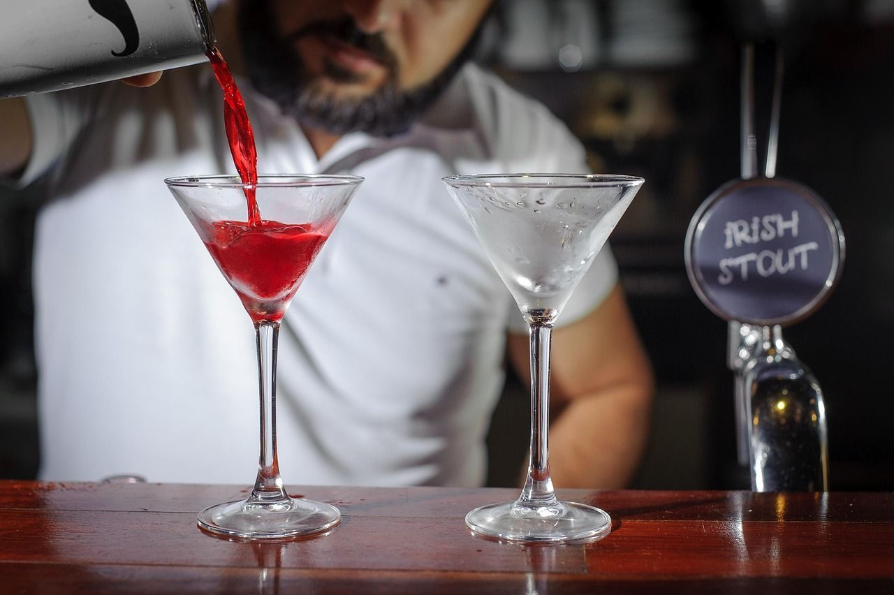 Abrasel realiza treinamento com orientações para identificar bebidas falsificadas