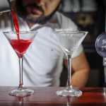 Abrasel realiza treinamento com orientações para identificar bebidas falsificadas