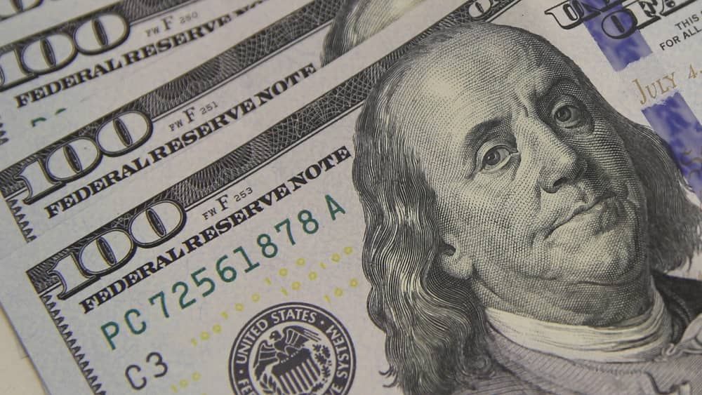 Dólar cai para R$ 4,89 e bolsa tem maior alta em 6 meses