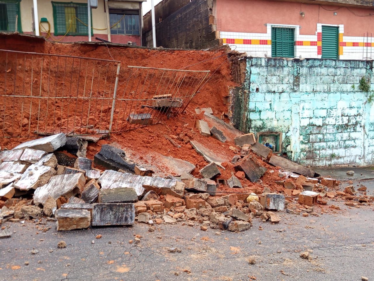 Chuva derruba muro no bairro Corcetti em Varginha