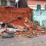 Chuva derruba muro no bairro Corcetti em Varginha