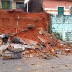 Chuva derruba muro no bairro Corcetti em Varginha