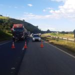 Acidente com carreta deixa pista interditada na Fernão Dias em Estiva