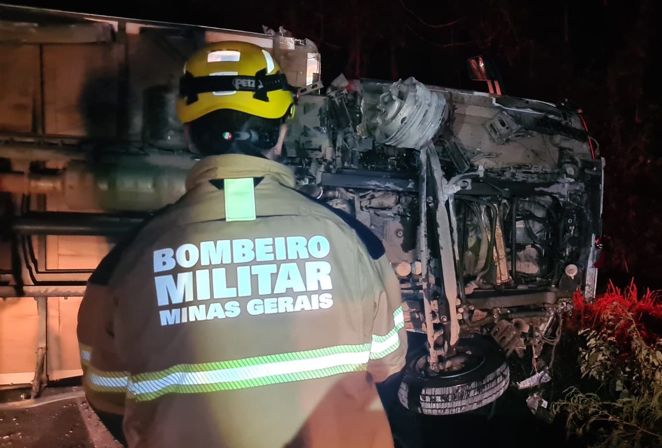 Motorista morre após caminhão capotar na BR-491