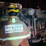 Motorista morre após caminhão capotar na BR-491