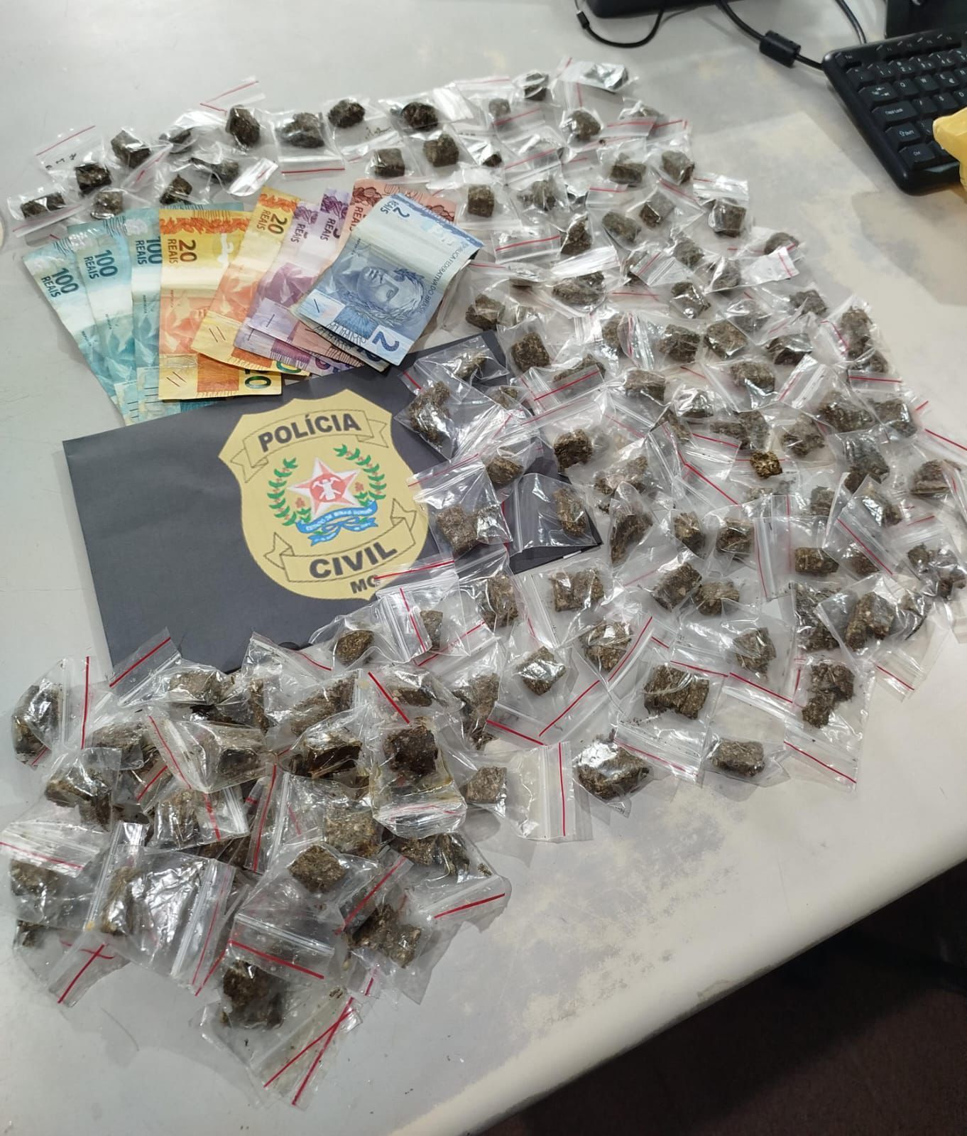 Homem é preso em flagrante e mais de 100 buchas de maconha são apreendidas no Sul de Minas