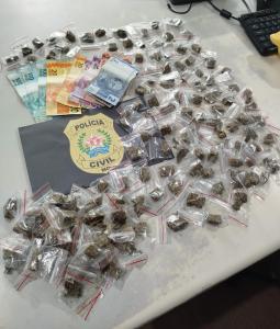 Quase 140 buchas de maconha prontas para venda foram apreendidas.