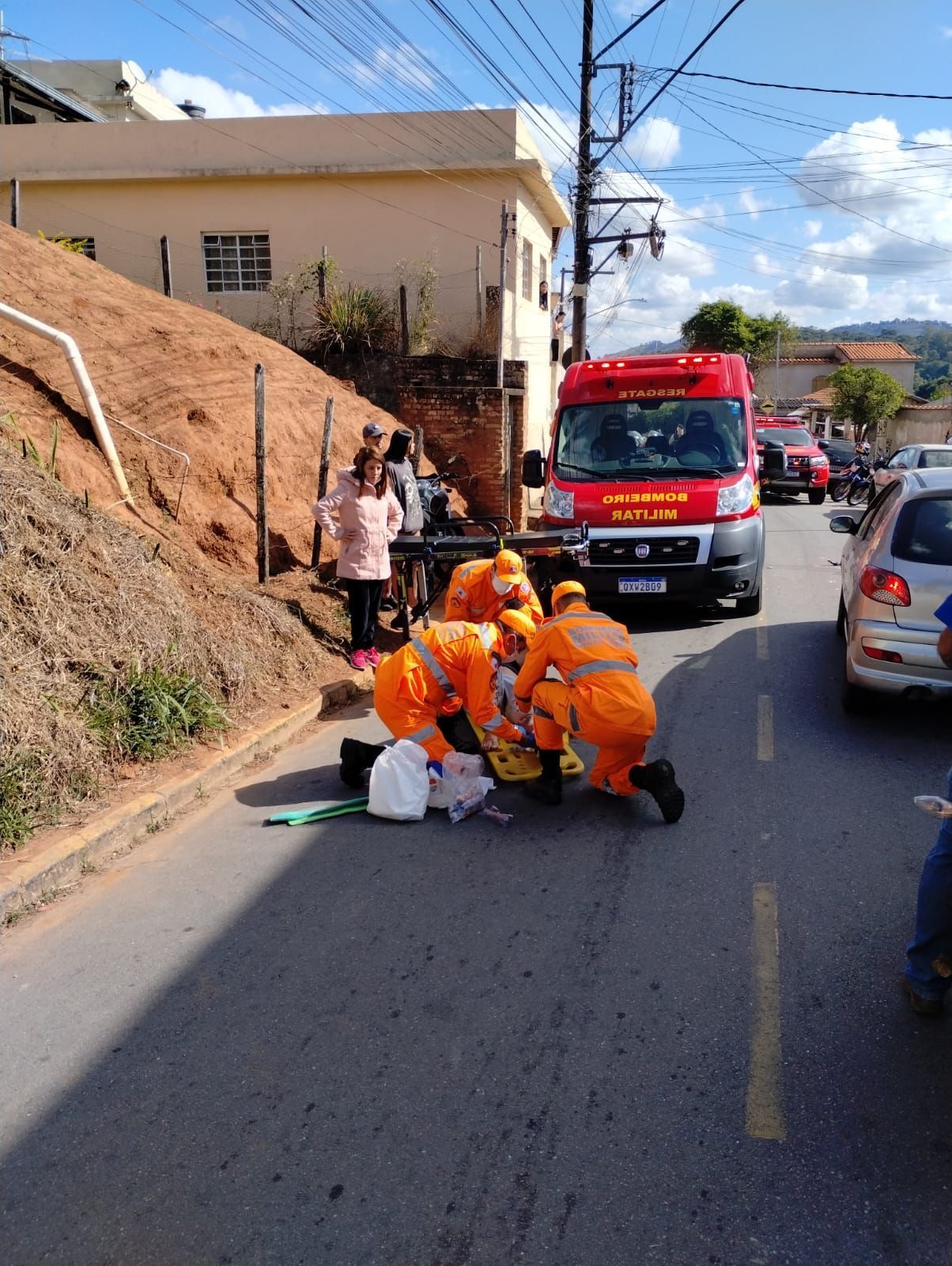 Homem fica ferido em acidente envolvendo moto e carro em São Lourenço