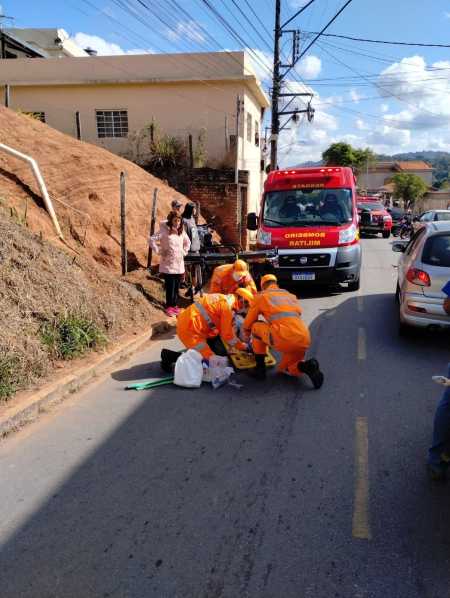 Militares socorreram a vítima que apresentava ferimentos leves.