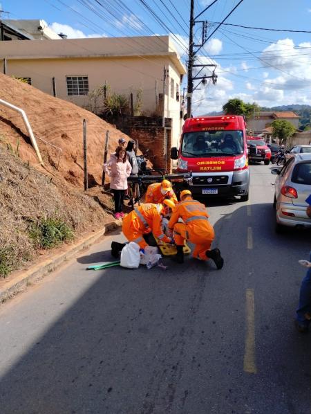 Militares socorreram a vítima que apresentava ferimentos leves.