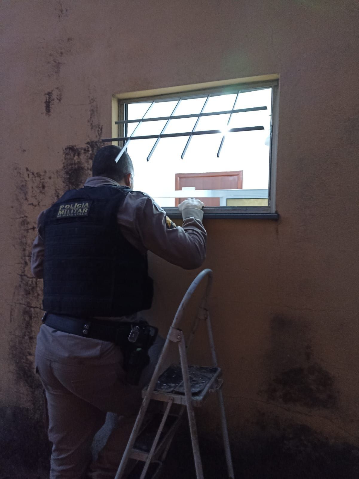 Idosa passa a noite presa em banheiro e é resgatada pelo Corpo de Bombeiros