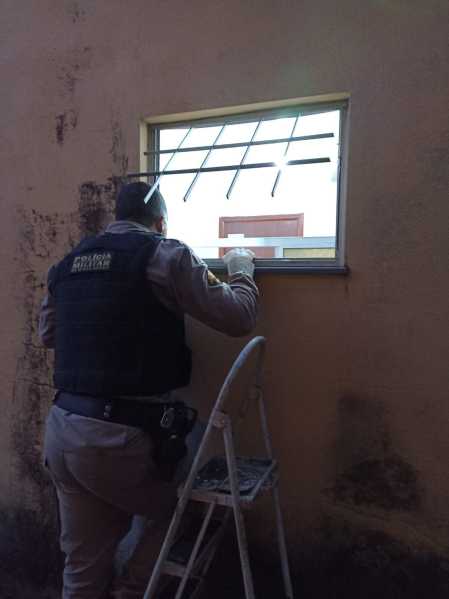 Idosa de 79 anos passou a noite presa em banheiro.