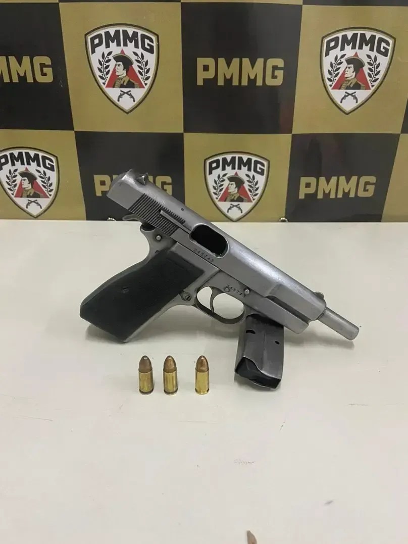 Homem é preso com arma de fogo após ameaçar mulher em Varginha