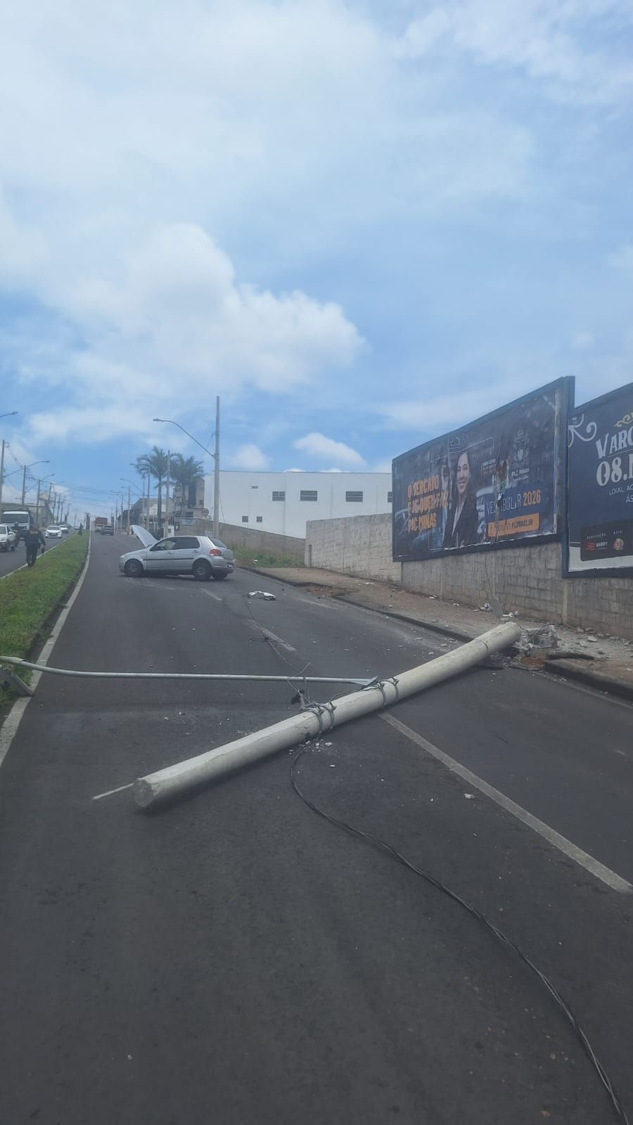 Carro derruba poste em Varginha durante o fim de semana