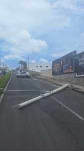 Poste caiu após colisão; motorista foi socorrido e levado ao Hospital Bom Pastor.
