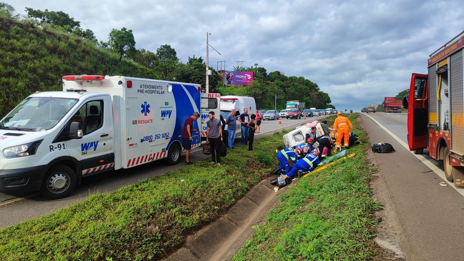 Acidente entre ambulância e ônibus deixa dois feridos na BR-262