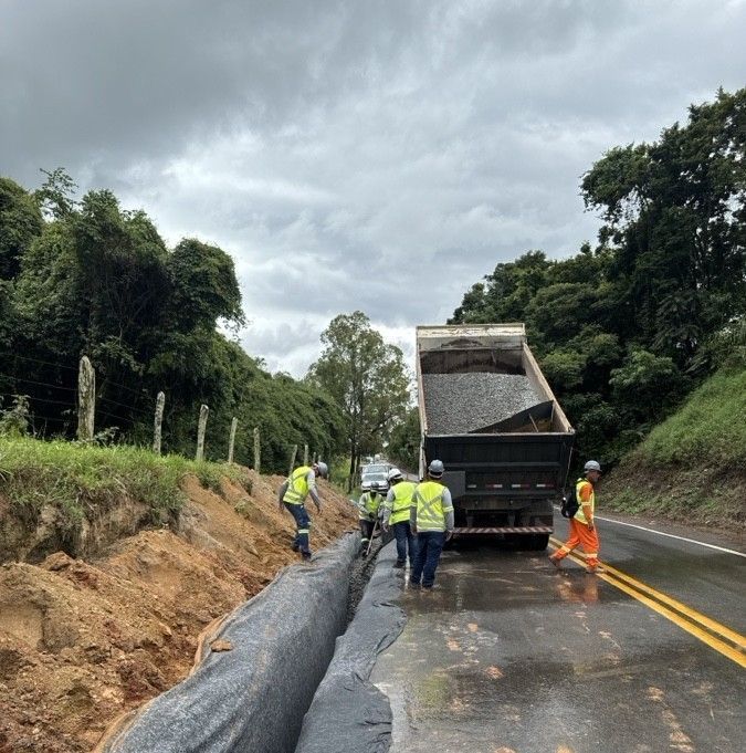 Obras na MG-455 visam redução de acúmulo de água na pista