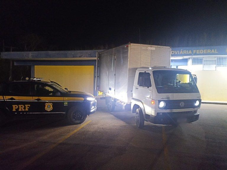 PRF recupera caminhão-baú furtado em Contagem e prende dois homens em Carmópolis de Minas