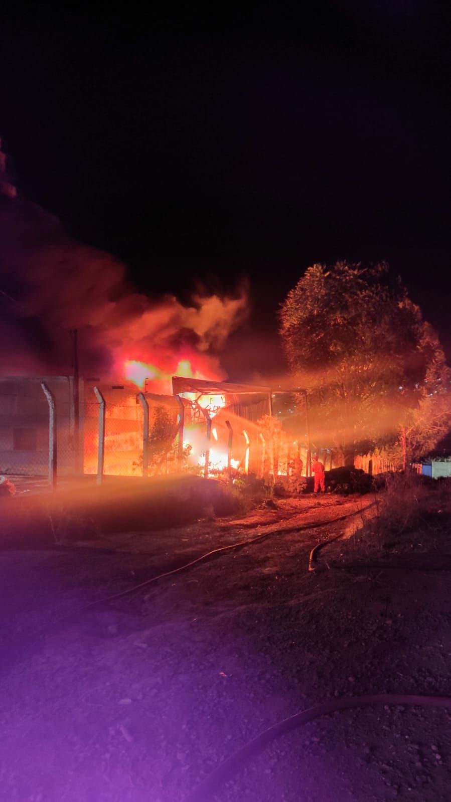 Galpão pega fogo em Alfenas e bombeiros usam 60 mil litros de água para conter as chamas