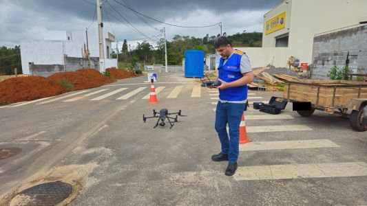 Ação é realizada pelo Setor de Vigilância Ambiental e tem como objetivo identificar possíveis focos do mosquito da dengue em locais de difícil acesso ou onde os agentes de endemias não conseguem entrar.