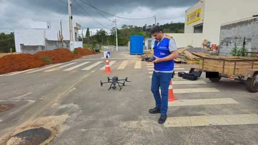 Ação é realizada pelo Setor de Vigilância Ambiental e tem como objetivo identificar possíveis focos do mosquito da dengue em locais de difícil acesso ou onde os agentes de endemias não conseguem entrar.