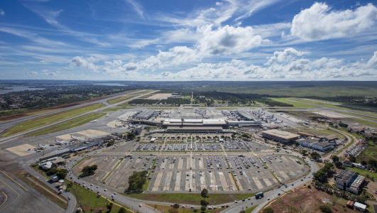 Avião da FAB realiza pouso de emergência no aeroporto de Brasília | CNN Brasil