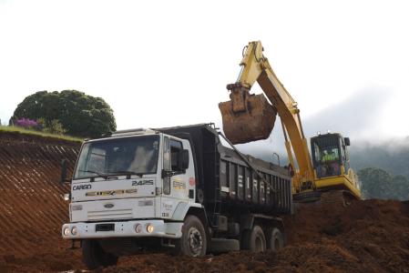 Concessionária alerta: se encontrar equipes na pista, reduza a velocidade e mude de faixa com segurança.