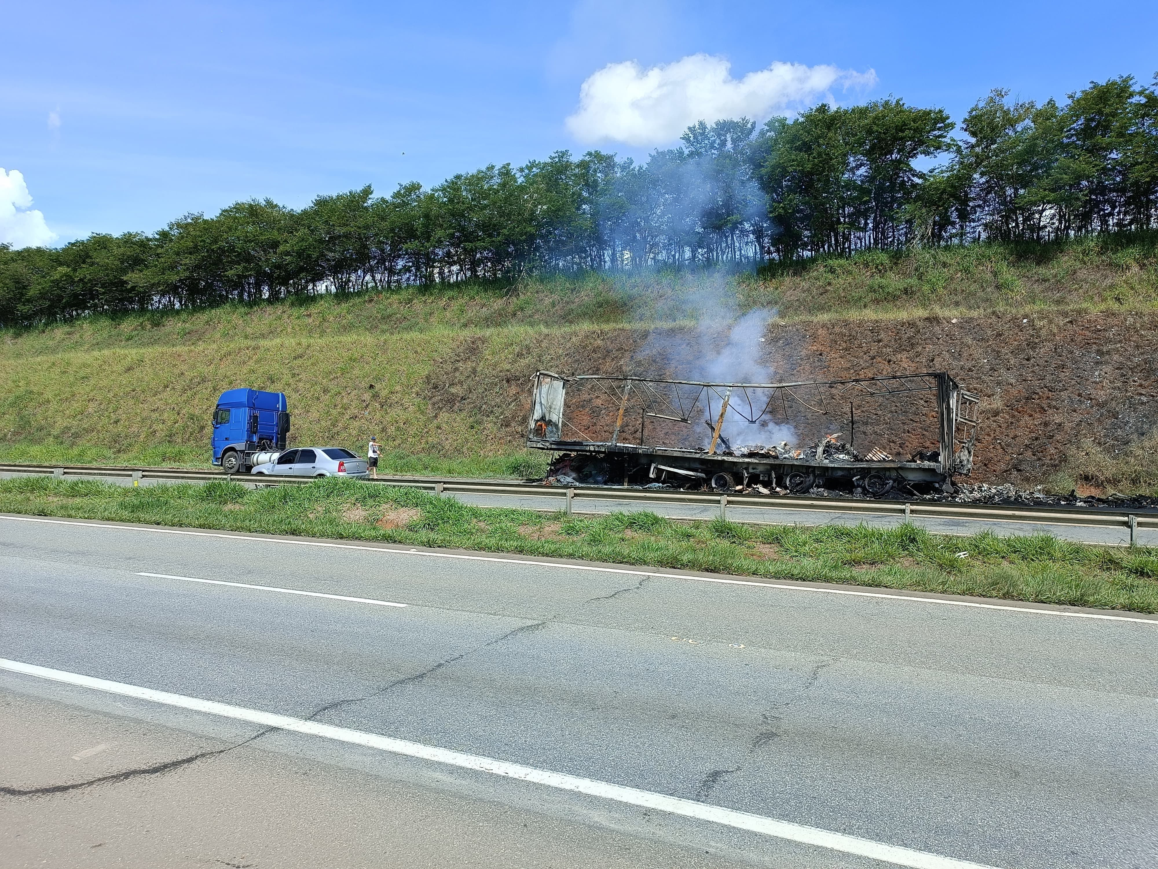 Carreta pega fogo na BR-381 e motorista escapa ileso em Careaçu