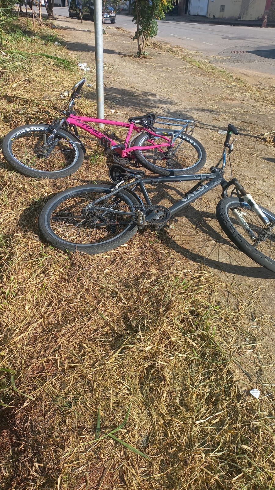 GCM Varginha flagra adolescentes “pegando rabeira” e apreende bicicletas