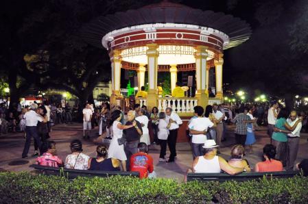 Poços de Caldas atrai turistas o ano todo e possuí diversos parques e complexos com águas termais.