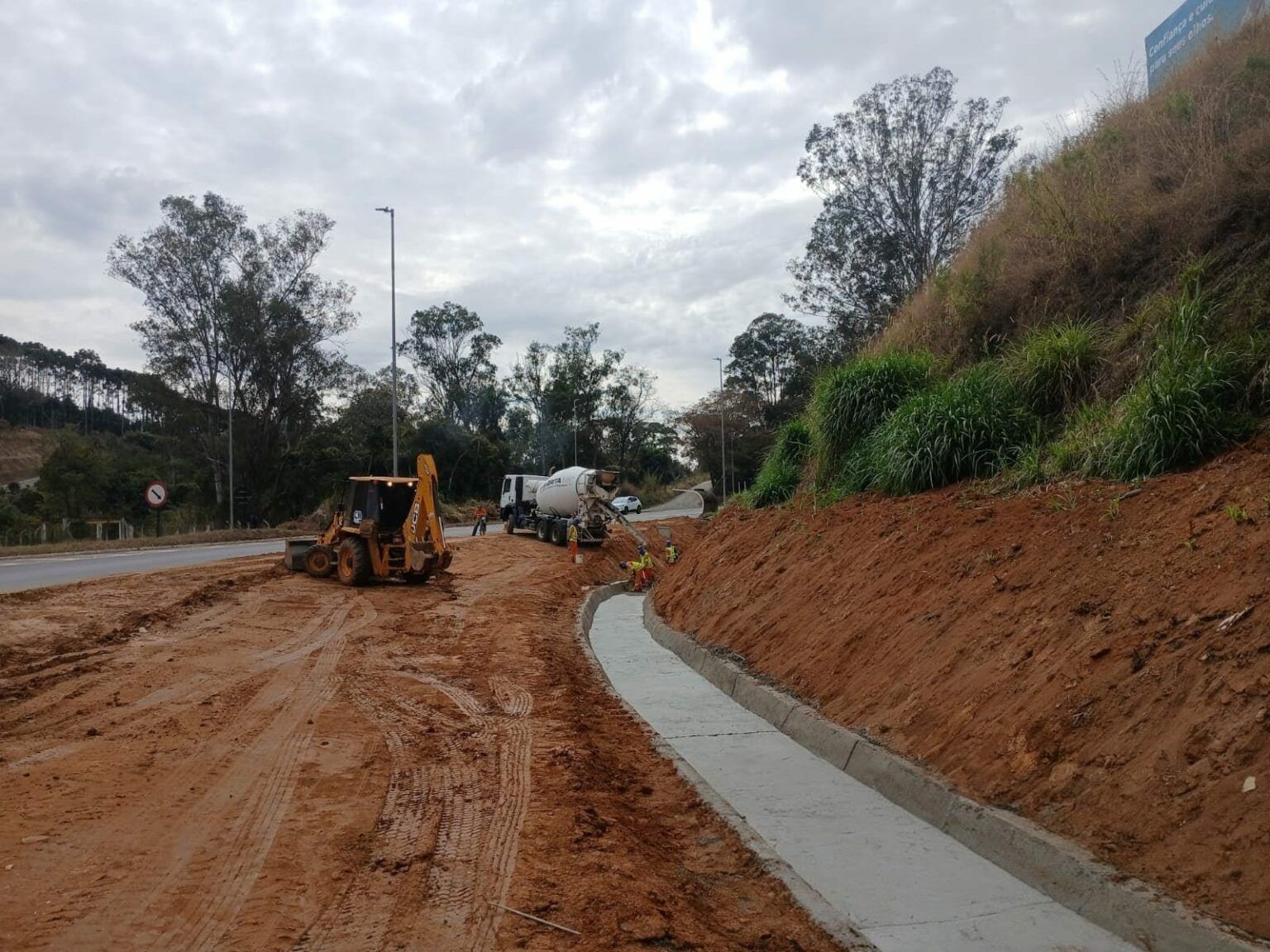 EPR Vias do Café faz obra emergencial no sistema de drenagem da BR-146 em Muzambinho