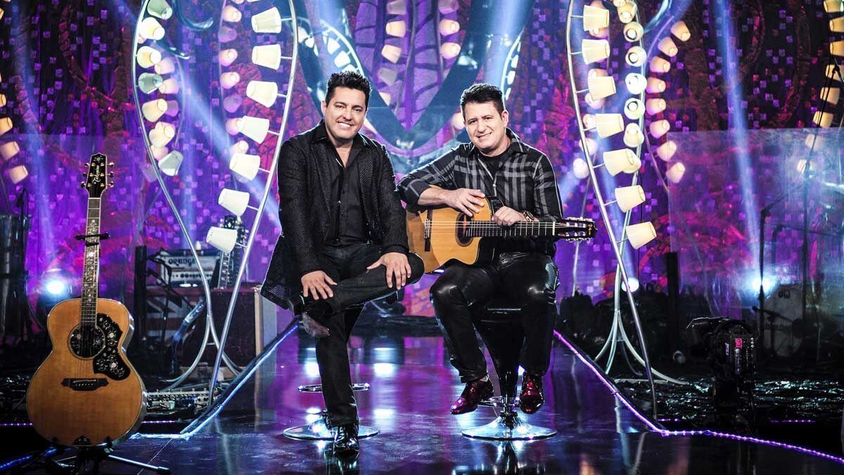 Marrone, da dupla com Bruno, cai do palco em show e precisa de atendimento médico