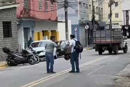 Momento da discussão. Ao fundo a caminhonete do autor da facada.