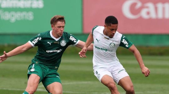 Bruno Fuchs marcando Vitor Roque, no duelo entre time verde contra time branco na Academia de Futebol do Palmeiras