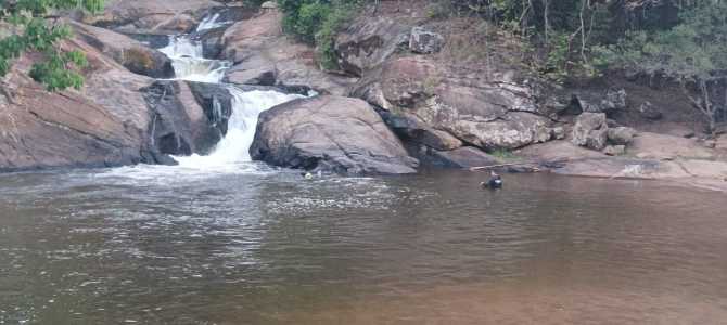 Ele estava acompanhado da família e teria entrado na água para salvar outra pessoa.
