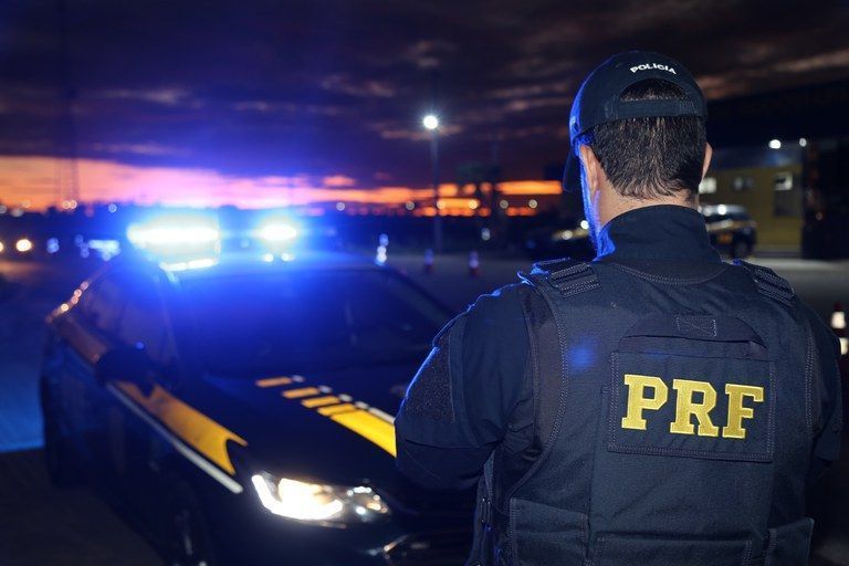 Faixa da BR-459 fica interditada após caminhão tombar em Congonhal
