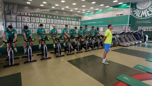 Elenco do Palmeiras em reapresentação após vitória contra o São Paulo