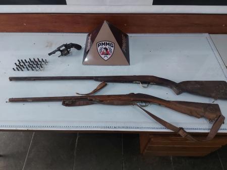 Durante buscas na casa do suspeito, foram apreendidas três armas de fogo e várias munições.