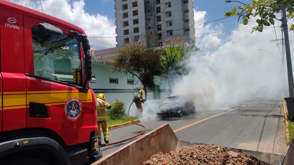Bombeiros combatem incêndio em veículo no Centro de São Lourenço