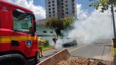 Fogo atingiu carro no Centro da cidade e foi controlado pelos bombeiros.
