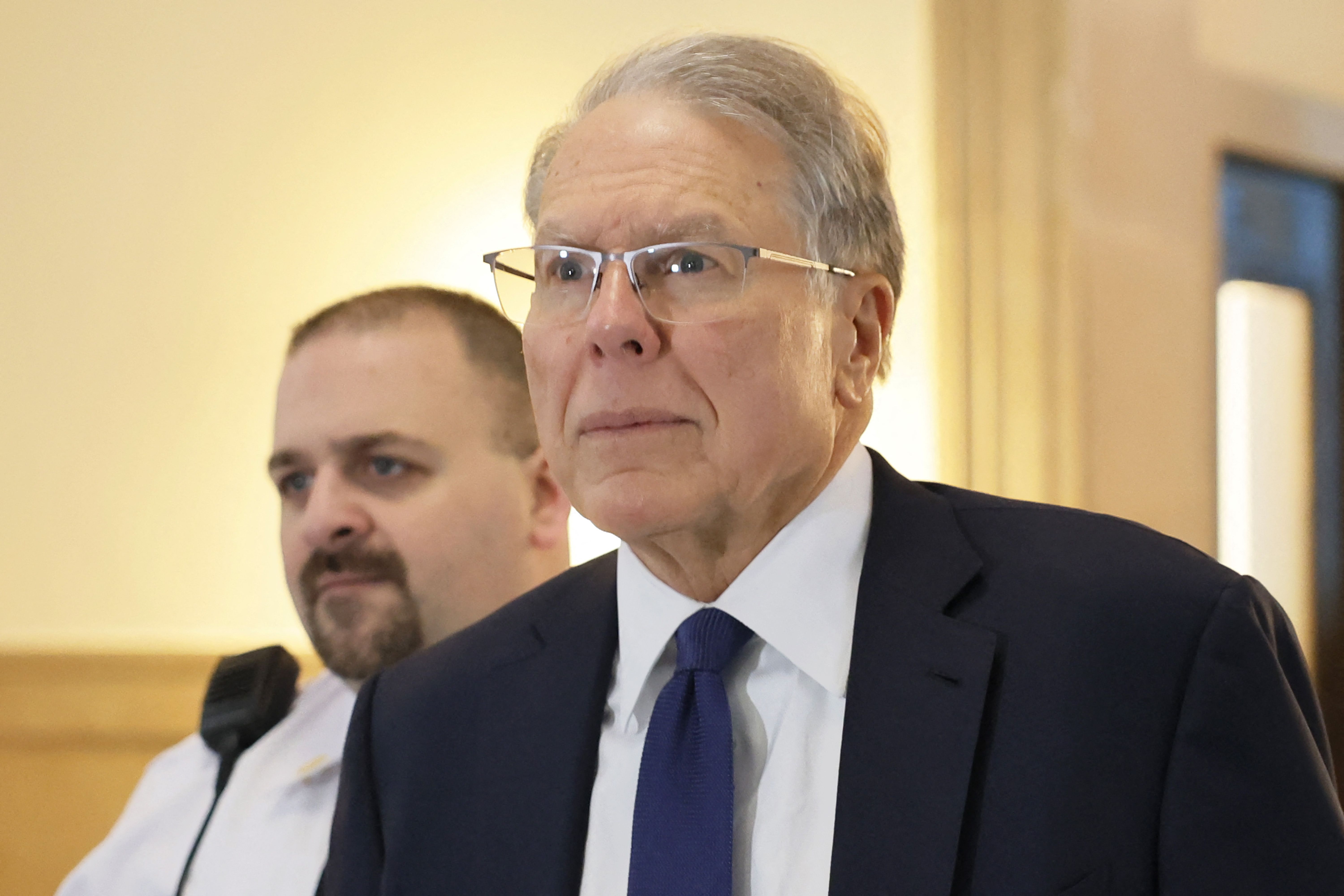 Chefe do lobby das armas dos EUA, Wayne LaPierre, é julgado por desvio de dinheiro