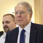 Chefe do lobby das armas dos EUA, Wayne LaPierre, é julgado por desvio de dinheiro