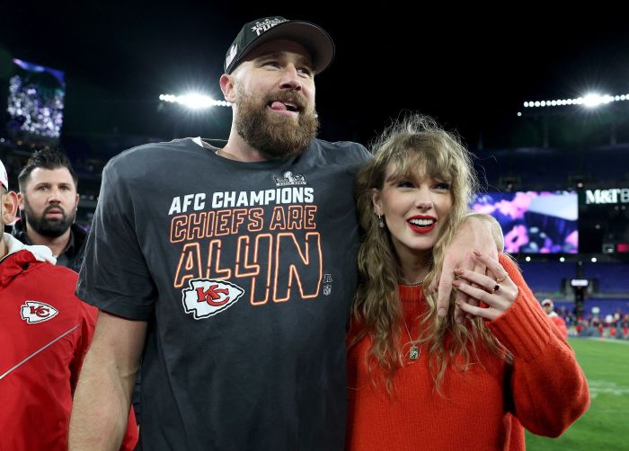 Travis Kelce ao lado da namorada Taylor Swift após a vitória na final da Conferência Americana