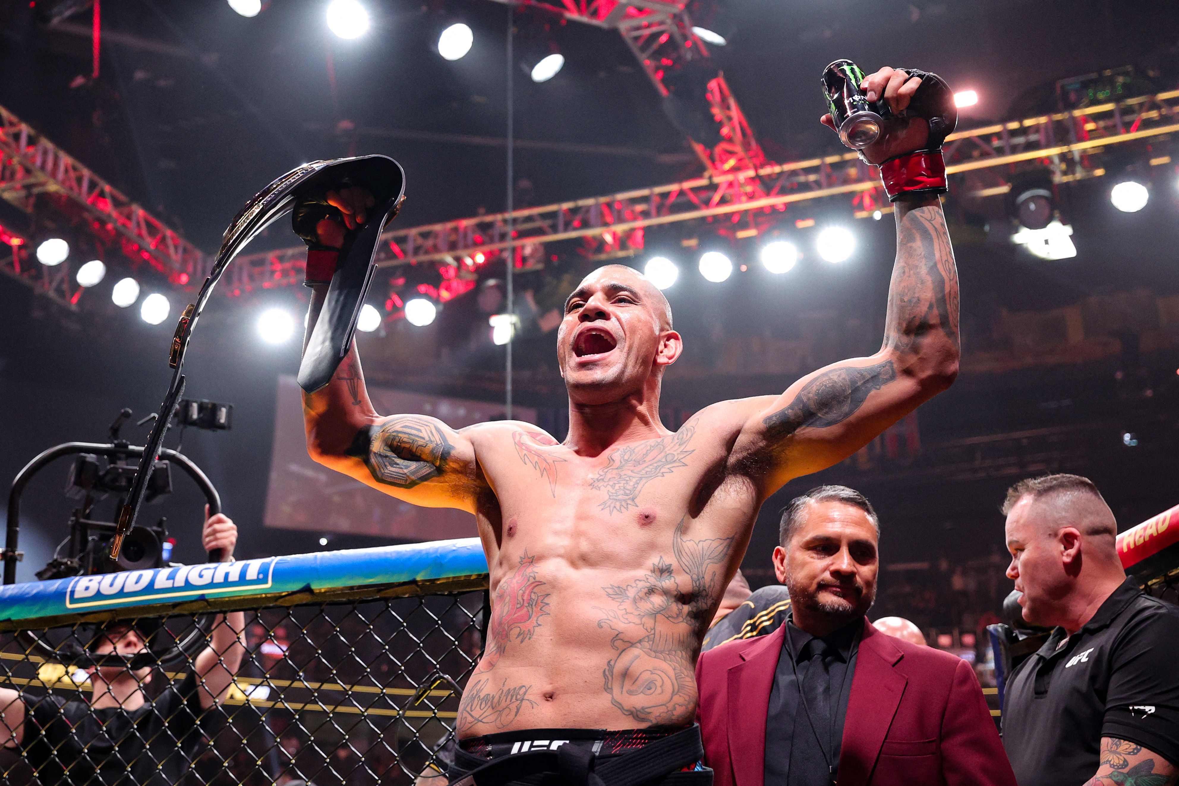 Brasileiro Alex 'Poatan' Pereira atropela Jamahal Hill e mantém cinturão do UFC