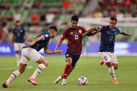 Jogadores disputam a bola durante jogo entre Costa Rica e Paraguai